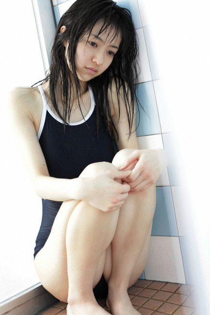 水玉ビキニでおっぱいの谷間がエロい逢沢りなのエロ画像 29