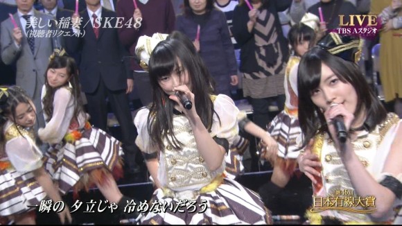 AKB48がLIVE中にパンチラしてるエロキャプ画像30枚 26