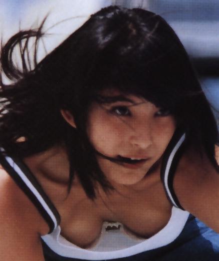 【画像54枚】アイドル・芸能人の抜ける胸チラなどエロgif画像 47