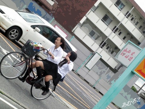 【自転車パンチラJKエロ画像】通学中の世のサラリーマンのムラムラを溜めてる原因はこいつらだｗｗｗｗｗｗ 9