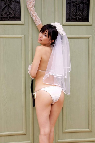 戸田れいがウェディングドレス姿で誘ってるエロ画像 11