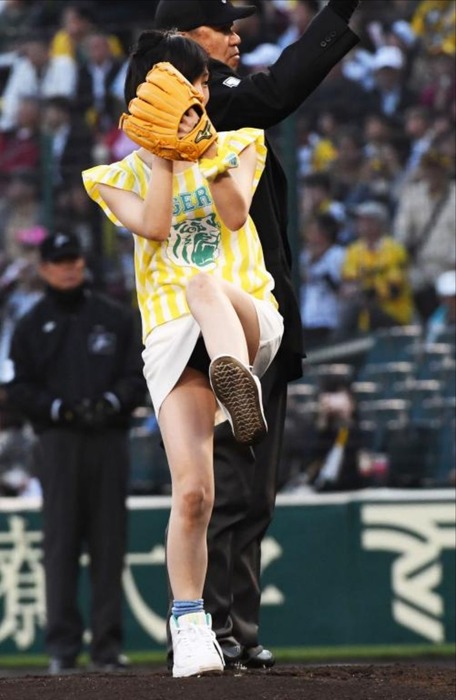 NMB48さや姉が始球式で足を上げてパンチラ　画像 19