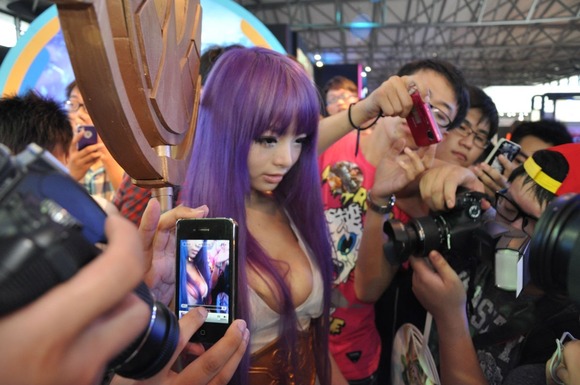 中国人巨乳コスプレイヤーがパンチラしてマンスジ見えてるエロ画像 7