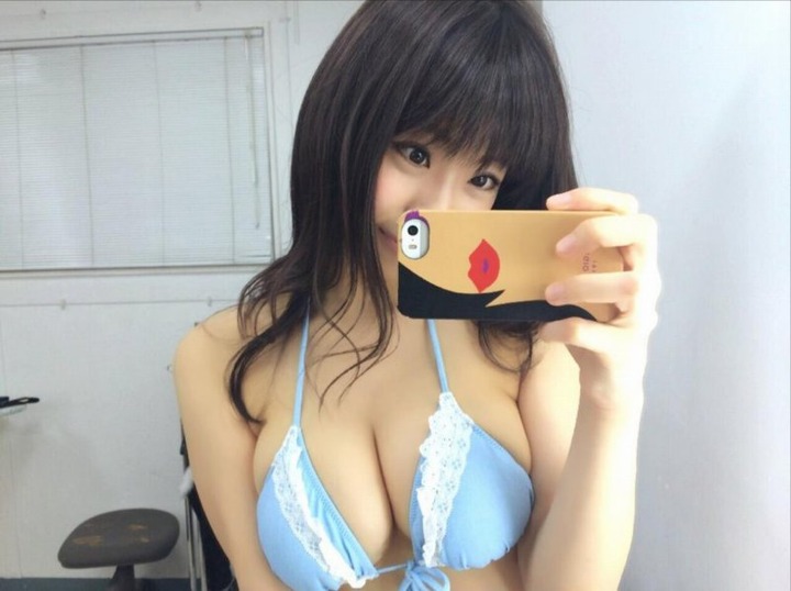 グラビアアイドルが自撮りエロ写メで誘惑してる 4