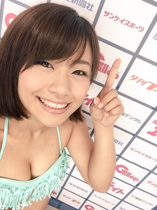 安枝瞳が食い込みぎみの水着で写真集のアピール 25