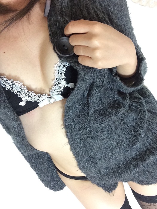 黒い下着を身に着けてる女の子のエロ画像 32