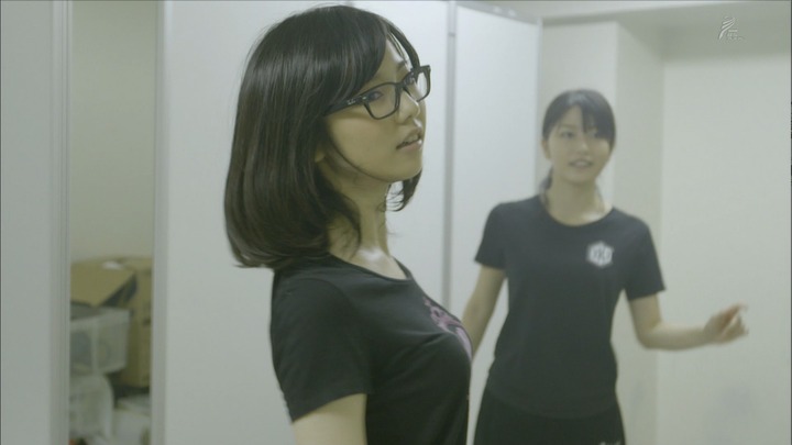 【gif画像】島崎遥香ノーブラで乳首まるわかりw 2