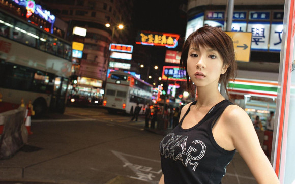 タンクトップやTシャツ着てる女の子の着衣おっぱいがエロい画像 21