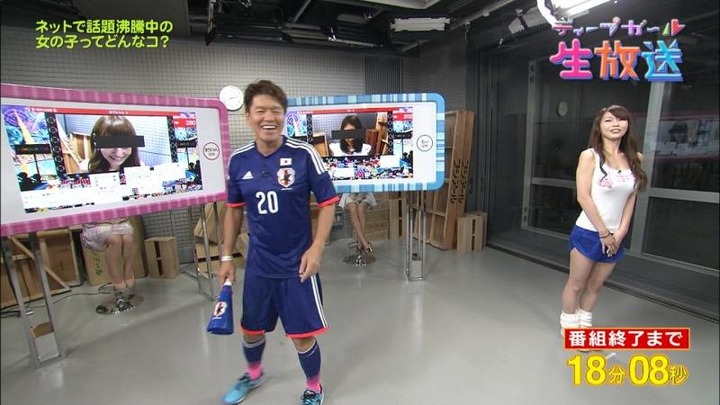 生放送でパンチラしてる美女のキャプ画像まとめ 8