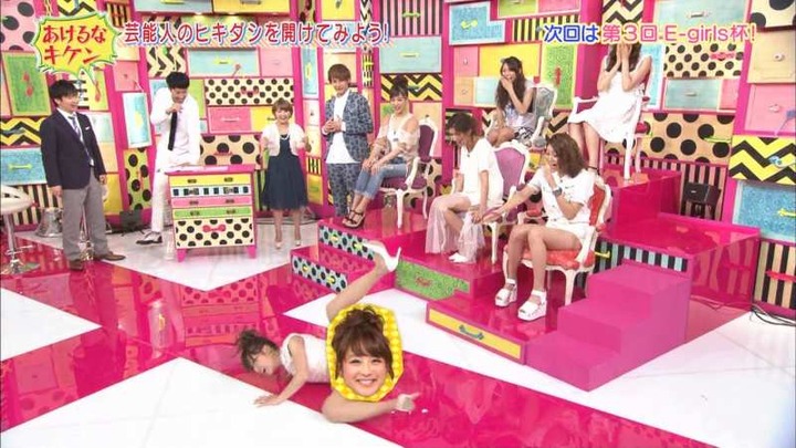 鈴木奈々が陰毛をおさえて落ち着いてるキャプ画像 8