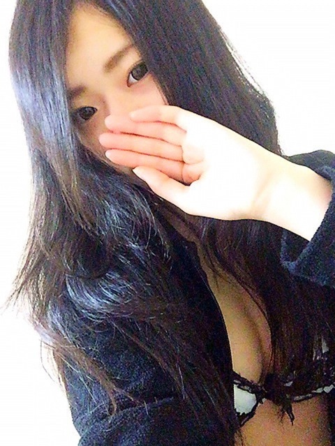 【巨乳谷間エロ画像】素人さんの胸チラってエロすぎて理性崩壊させてくるんだがｗｗｗｗｗ 4
