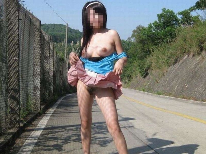 線路の上で全裸で露出してる素人のエロ画像 10