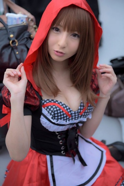 パンツ見えそうな素人コスプレイヤーのエロ画像 5
