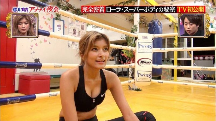 ローラがジムで胸チラしてるポーズがエロいキャプ画像 3