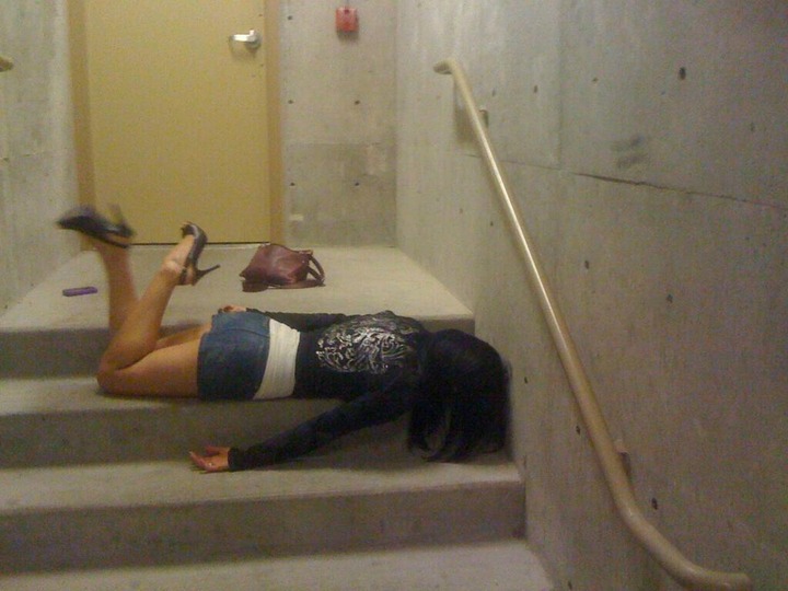 泥酔してパンツ丸見えな素人のエロ画像 2