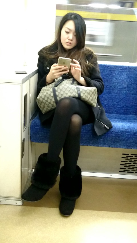 素人娘の電車内パンチラに生足…エロッ…こりゃ痴漢増えるわｗｗｗｗｗ（画像あり） 18