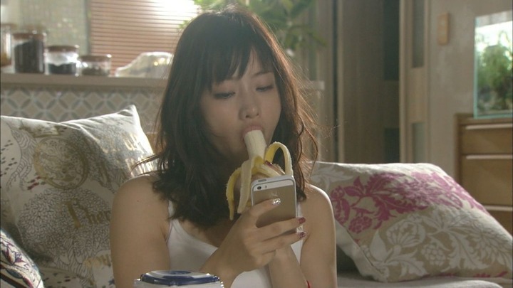石原さとみのベッドシーンがエロい画像 16