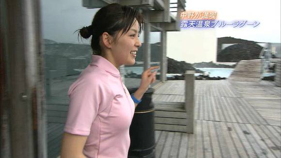 人気女子アナのパンチラや胸チラがエロいお宝エロキャプ画像50枚 41