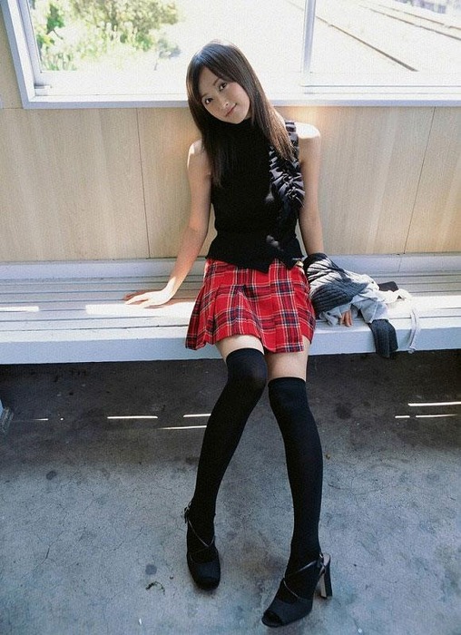 ニーソな女の子のパンチラ・絶対領域がエロい画像35枚 27