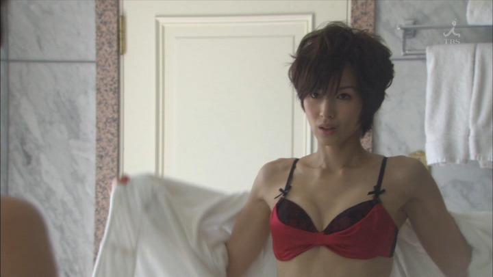 吉瀬美智子の乳首が見えそうなエロ画像 4