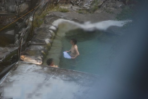 【露天風呂温泉盗撮エロ画像】油断すると望遠カメラで盗撮されてるぞｗｗｗｗｗｗ 9