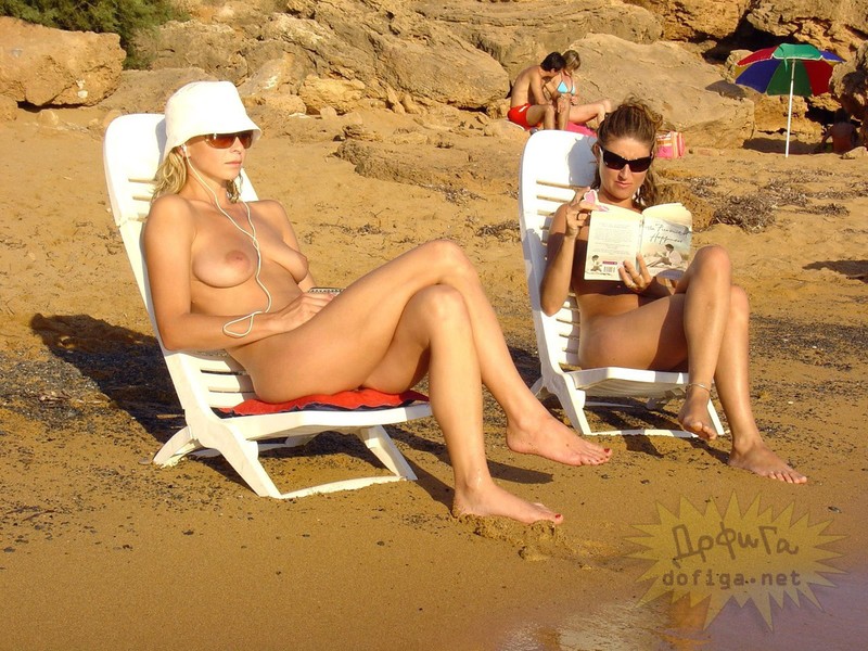 ヌーディストビーチで乳丸出しな素人外国人のエロ画像 17