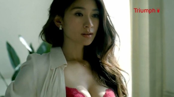 篠原涼子の赤いブラジャー姿がエロい画像まとめ　【人妻・熟女】 11