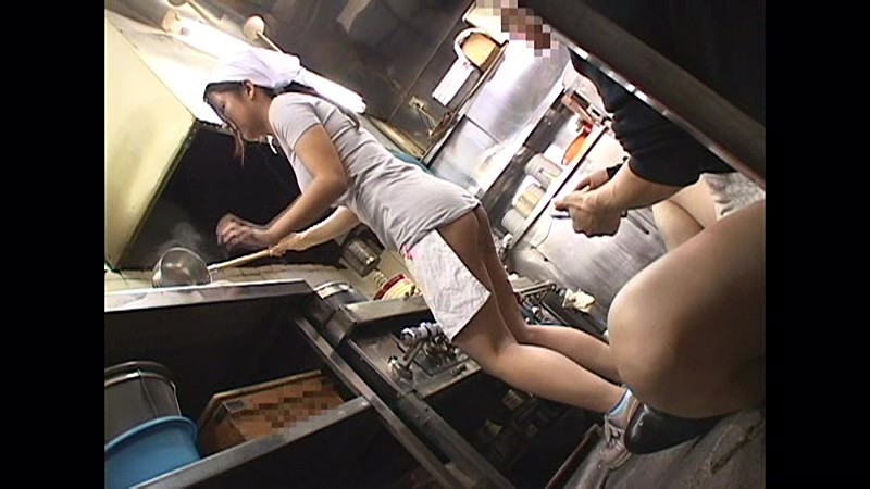 働いてる店員さんを制服来たままパコパコ犯してるエロ動画 16