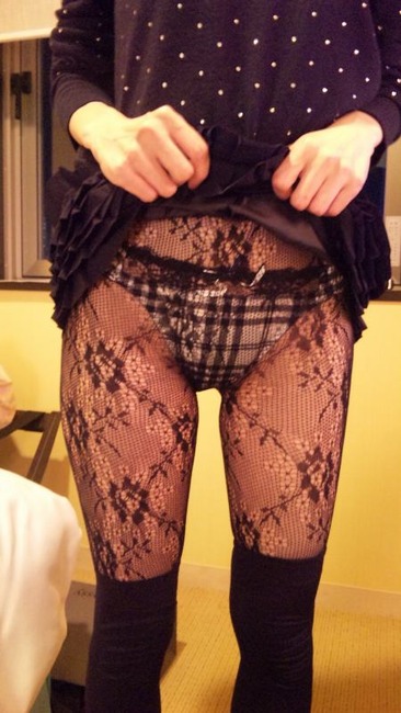 スカートめくってパンツ見せてるお姉さんのエロフェチ画像30枚 19
