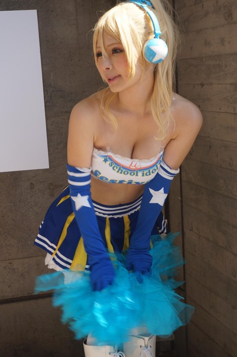 パンチラしてる素人コスプレイヤーのエロ画像 12