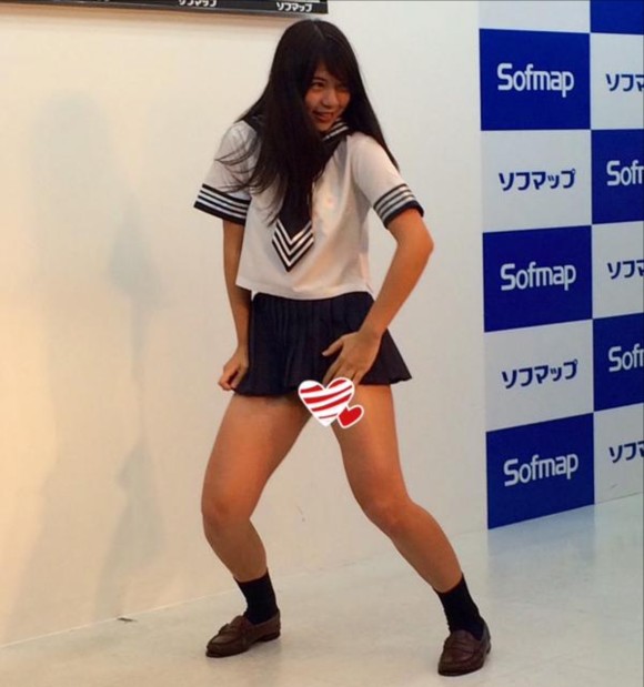 芹沢潤のミニスカセーラー服がエロい画像 4