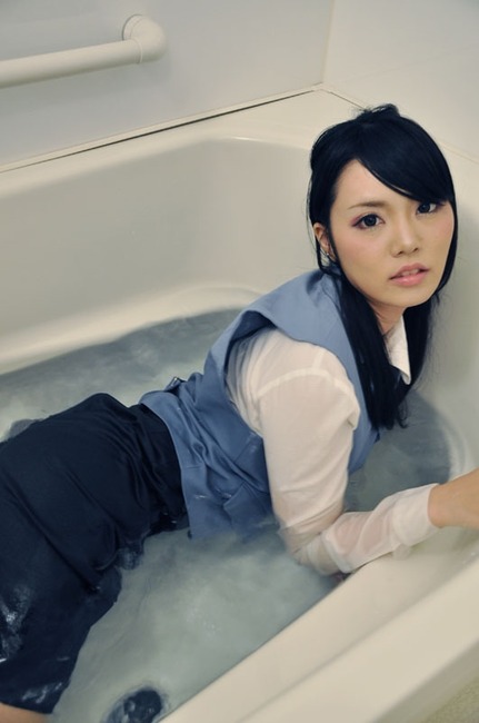 【画像あり】スーツ姿のOLが制服のまま風呂に入る光景が最高すぎる 10