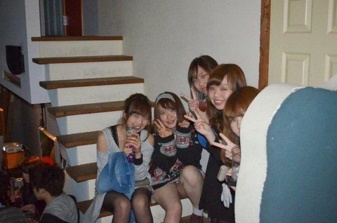 【見落とし厳禁】素人さんの記念写メではだいたいパンチラしてるぞｗｗｗｗｗｗ（画像あり） 14