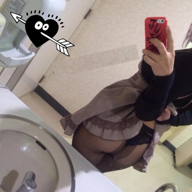 スカートを自分でめくってパンツ見せてくれる女の子のエロ画像 5
