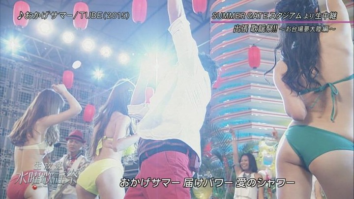 都心で素人水着ギャルが踊ってるエロ画像 24