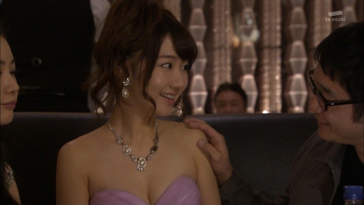 AKB48柏木由紀のドレス姿で胸チラしてるエロキャプ画像 1