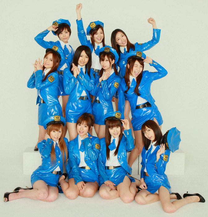 婦警コスプレでパンチラしてるエロ画像 5