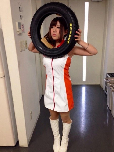 成瀬心美　AV女優がメイドやレースクイーンコスプレでオナニーしてるエロ画像 4