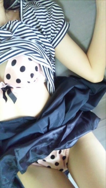 水玉パンツ履いてる女の子のエロ画像 9