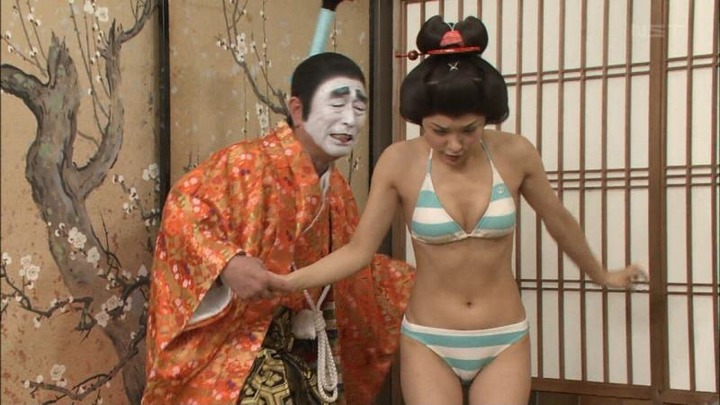 素人外国人の胸の谷間がエロいキャプ画像など 17