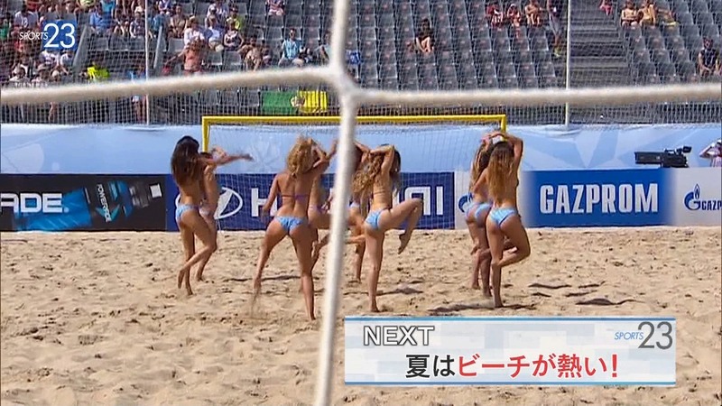 海外の水着リポーターがエロいキャプ画像 24