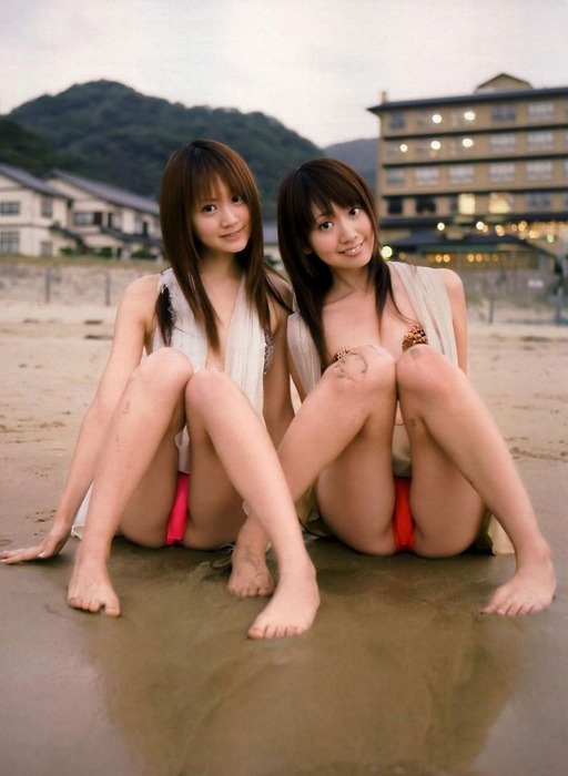 二人組みの女の子が誘惑してるエロ画像ください 3