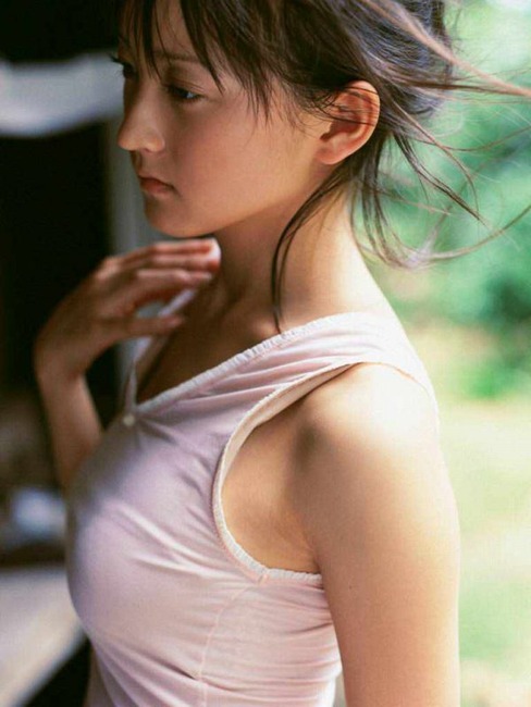 タンクトップで巨乳な女のエロ画像 13
