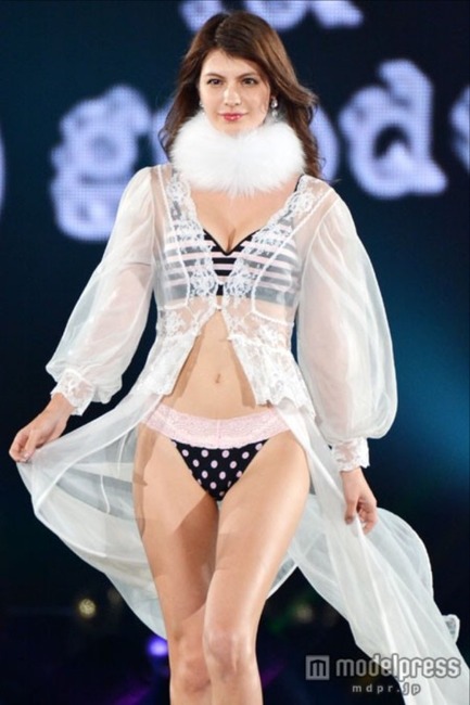 マギーの水玉下着がエロい画像 3