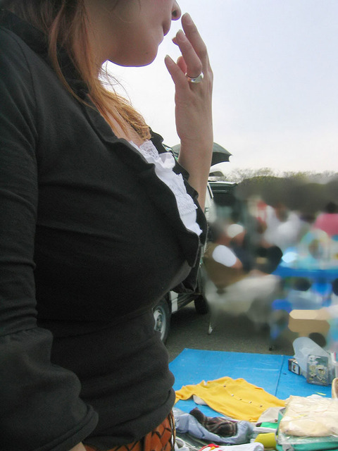 着衣巨乳女子←外出したらずっと視線を感じているらしいわｗｗｗｗｗｗ（盗撮エロ画像あり） 13