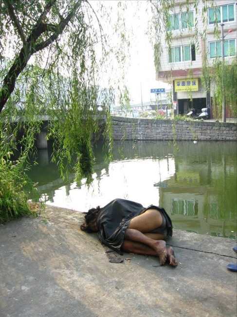 泥酔してパンツ丸見えな素人のエロ画像 15
