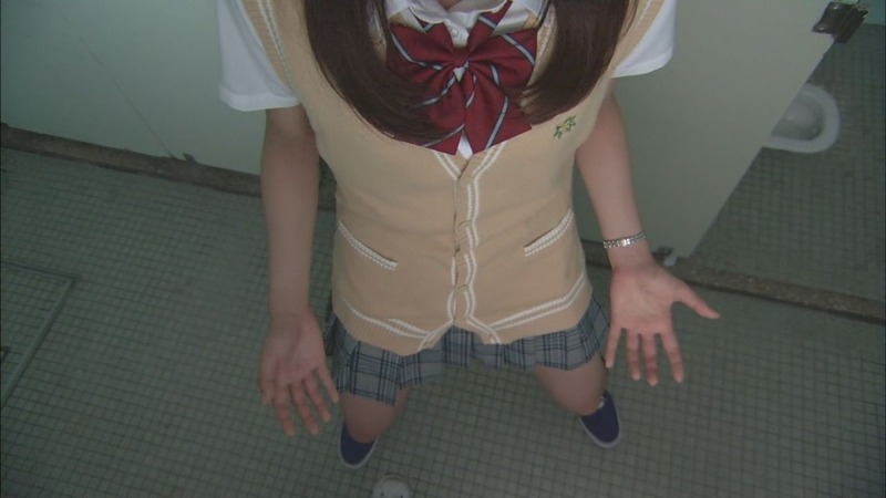 西内まりやがJK制服姿でアソコ抑えてるエロ画像 6
