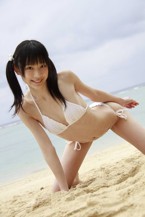 今年売れる女性タレントの末永みゆの水着姿 17