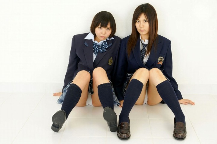 JKがM字開脚パンチラしてるエロ画像 5