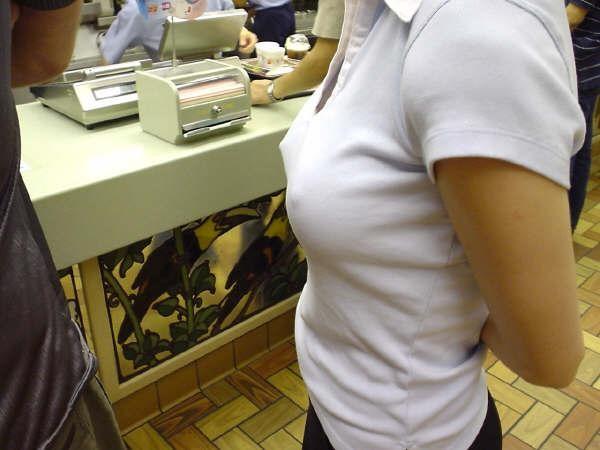 ノーブラで乳首が透けてる素人のエロ画像 7